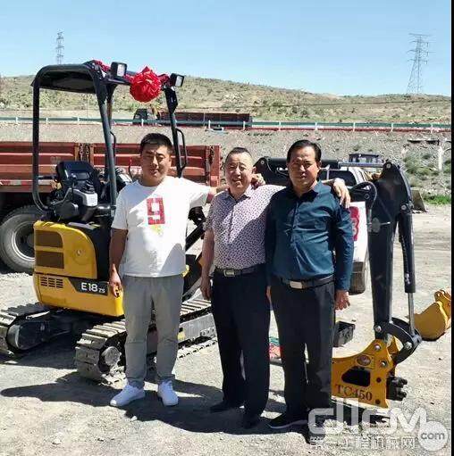 约翰迪尔新疆地区第一台微挖成功交付奇台县客户王晶