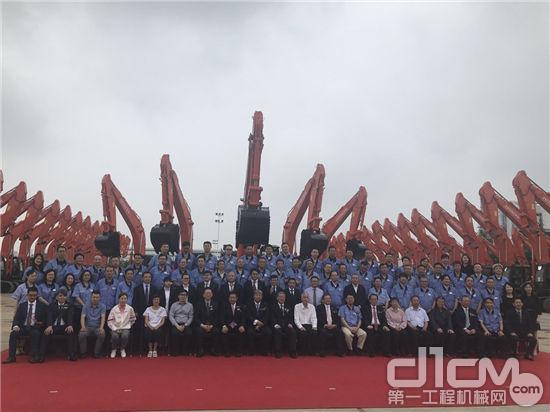 日立建机(上海)有限公司与卡纳磨拓(中国)投资有限公司战略合作签字仪式及首批设备交付仪式