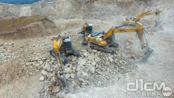 某采石工程项目中的雷沃挖掘机