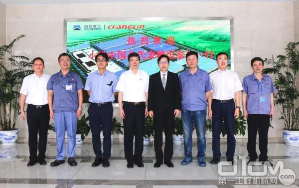 小松中国总代表一行访问国机重工常林公司