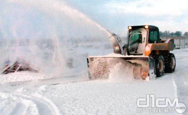 滑移装载机1650R安装抛雪机