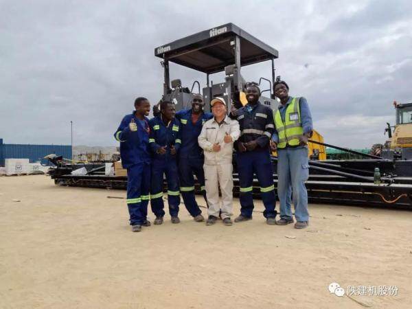 陕建机服务人员与津巴布韦当地客户