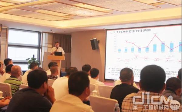 柳工叉车工业车辆营销公司副总经理王智春做总结报告