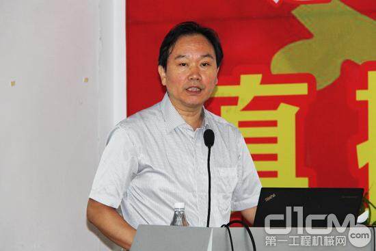 协会副秘书长兼标准化工作委员会秘书长王金星介绍《中国工程机械行业标准化“十四五”发展规划》（目录框架） 