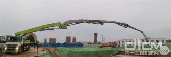 ▲中联重科3桥49米泵车在驻马店某重点工程施工
