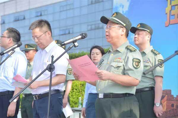 ▲长沙市委常委、警备区政委曹友华致辞