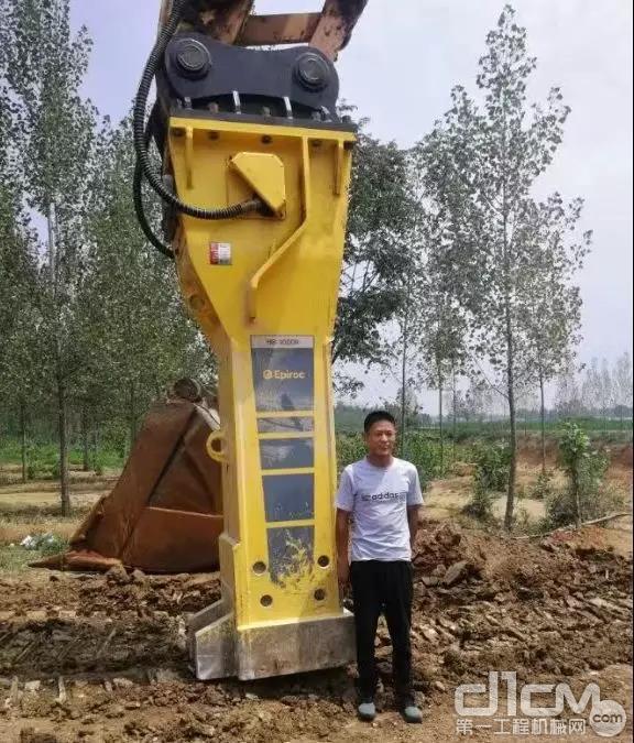 工程师刘帅与阿特拉斯·科普柯HB10000重型破碎锤