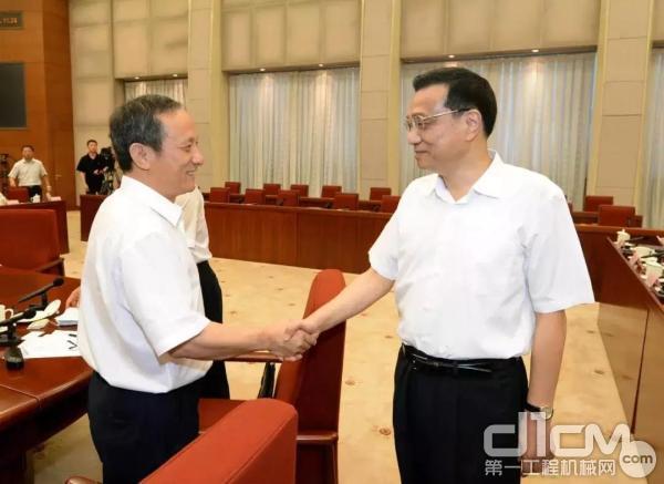 2013年7月16日，首都北京，李克强总理与王民亲切握手