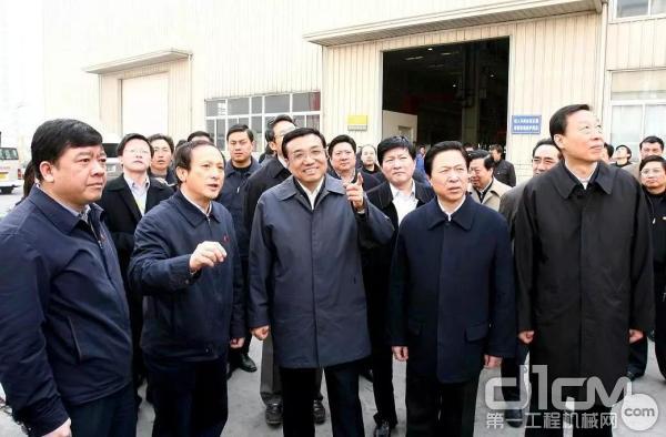 2009年2月21日，江苏徐州，李克强同志在王民陪同下考察调研徐工集团