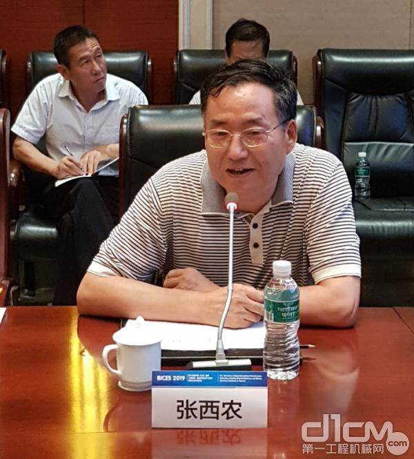 协会筑养路机械分会秘书长张西农主持本次会议，并作我国筑养路机械行业情况汇报