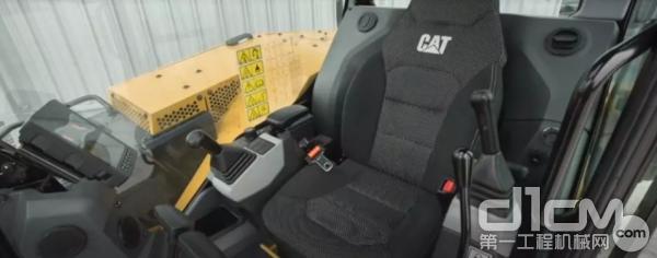 新一代CAT®挖掘机的全新驾驶室
