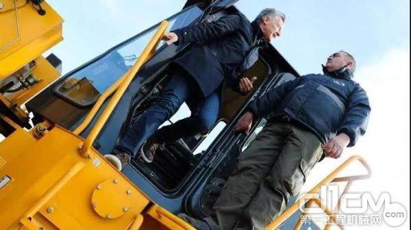 阿根廷总统马克里试驾柳工装载机