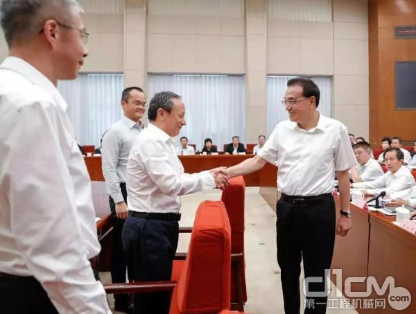 2019年7月15日，首都北京，李克强总理热情接见参会代表，与王民亲切握手