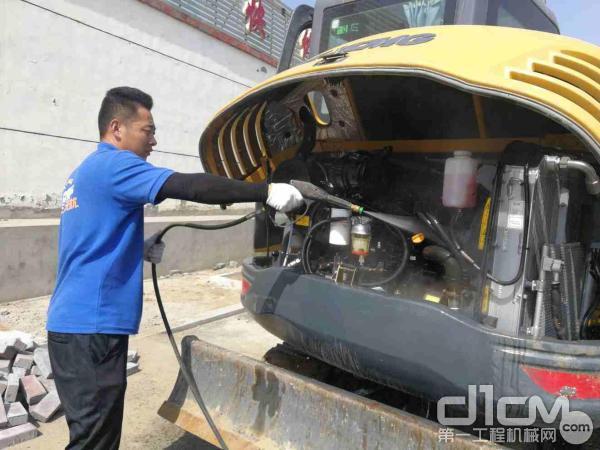 徐工挖机内蒙古联众服务工程师清洗挖机散热器