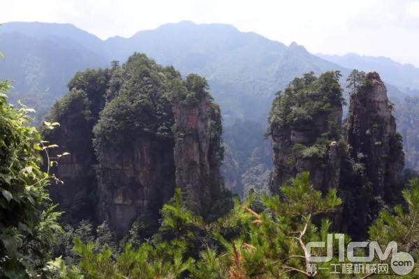 小营员们乘坐缆车领略黄石寨美景