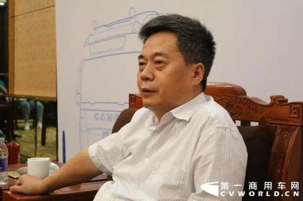 华菱星马汽车集团公司董事长刘汉如接受媒体记者采访