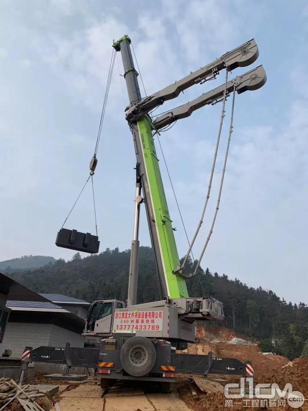 中联重科起重机进行吊装施工作业