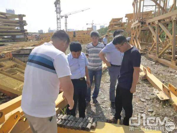 中联重科建筑起重机械分公司服务工程师现场考察调研