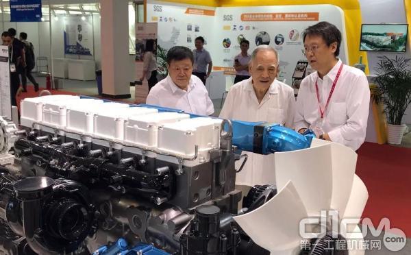 原中国机械工业部部长何光远专程到潍柴展位参观，并详细了解WP13动力总成系统