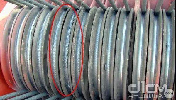 在更换钢丝绳时必须认真考量滑轮的轮槽