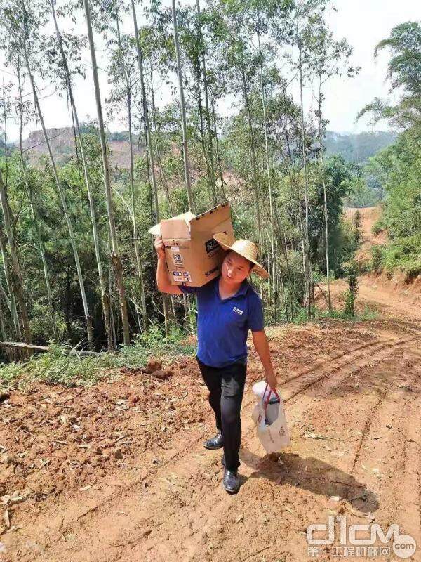 广西梧州服务工程师翻山越岭给客户挖机做保养及清洗 