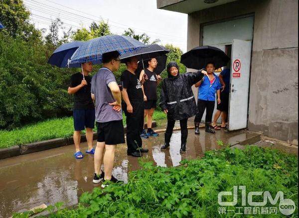 雷萨重机潍坊厂区员工检查排水情况