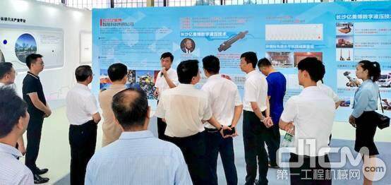 长沙亿美博智能科技有限公司总经理杨涛向长沙市长介绍数字液压