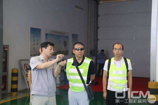广西明耀集团总经理甘庆一行参观华菱星马汉马发动机生产车间