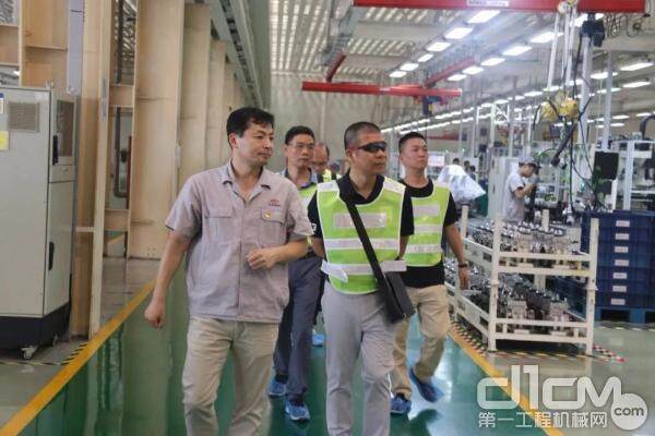 广西明耀集团总经理甘庆一行参观华菱星马汉马发动机生产车间