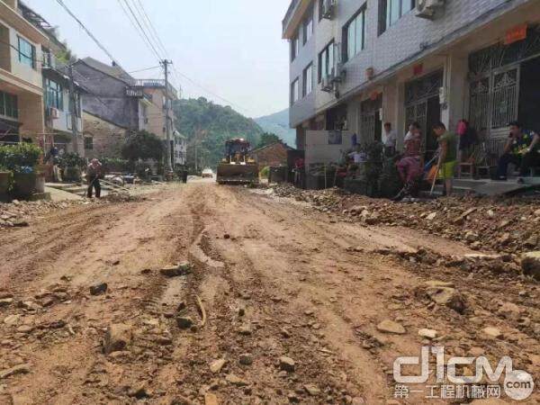 抢险队员与当地村民一同进行道路清障作业