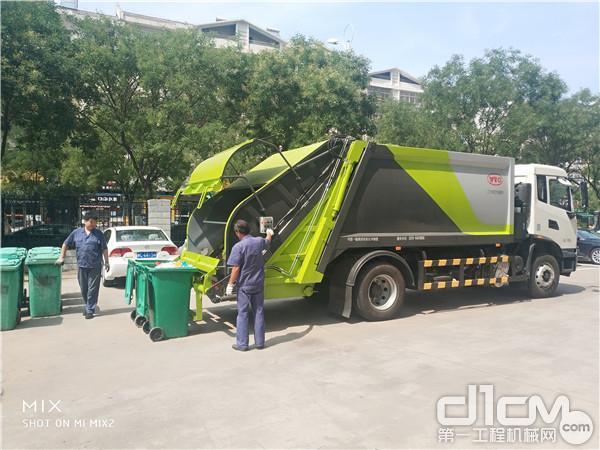 中国一拖最新国六排放标准的东方红压缩式垃圾车在洛阳市勤政苑小区收运垃圾