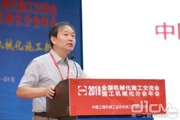 中国工程机械工业协会副秘书长王金星先生进行主题报告 