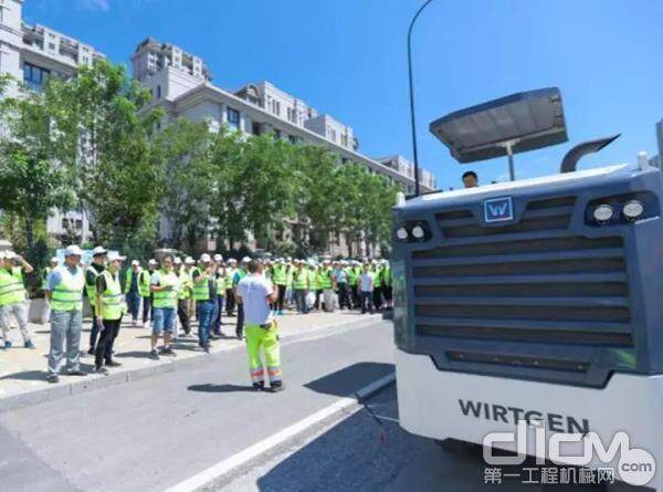 2019道路工程设备技术交流会与会嘉宾在施工工地参观