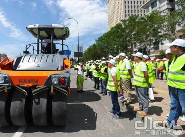 2019道路工程设备技术交流会与会嘉宾在施工工地参观