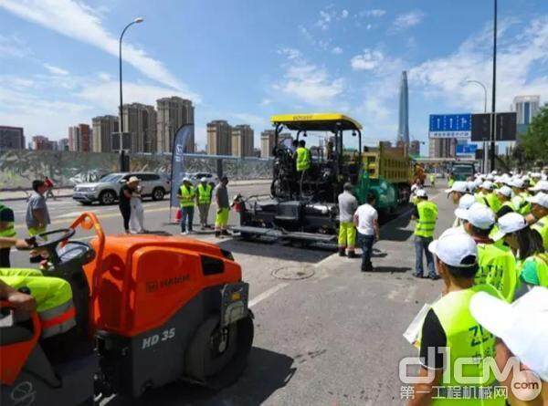 2019道路工程设备技术交流会与会嘉宾在施工工地参观