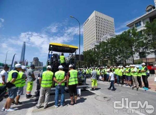 2019道路工程设备技术交流会与会嘉宾在施工工地参观