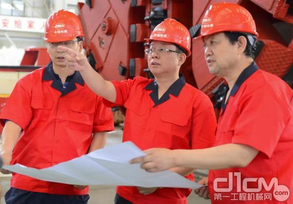 刘飞香（中）在铁建重工装备生产现场