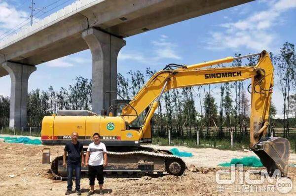 资深服务工程师陈建伟与操作手交流