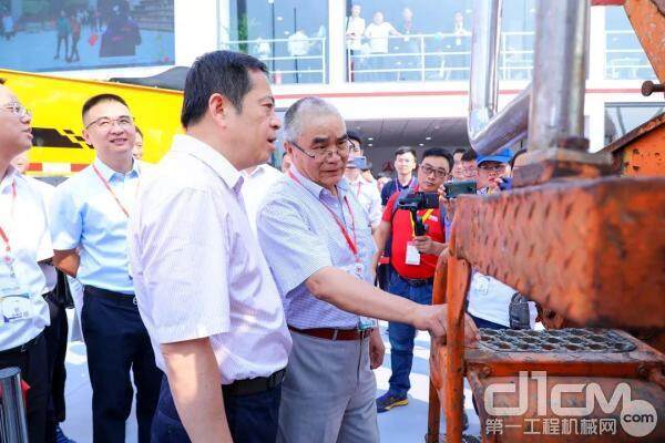 三一重工总裁向文波与中国第一台自主研制泵车车主张云峰交谈