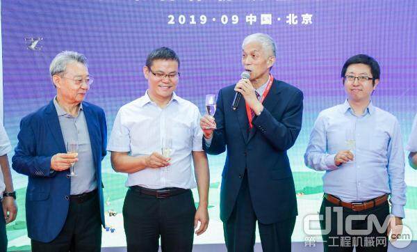 中国工程机械工业协会会长对3方成功合作表示祝贺