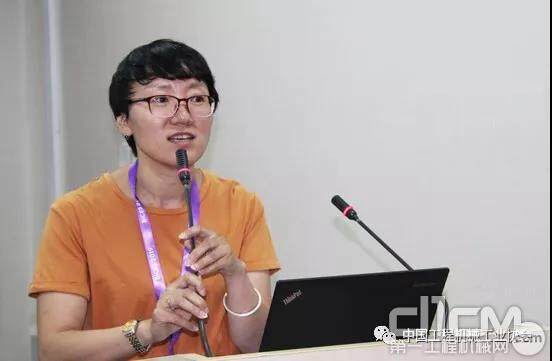 协会标准法规部兼标准化工作委员会副秘书长宋金云介绍工程机械团体标准开展情况及工作流程