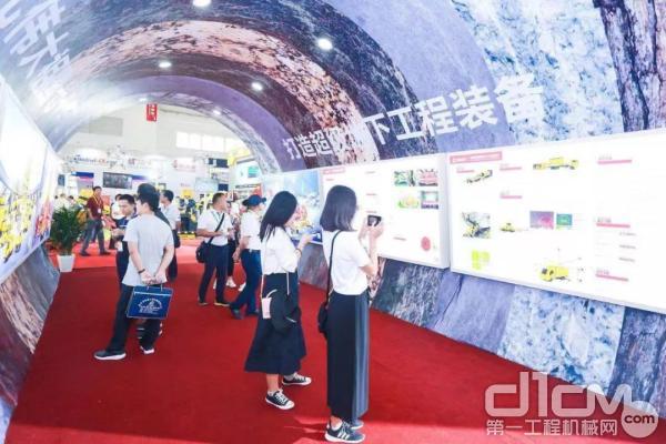 铁建重工庆祝新中国成立70周年展区吸引了众多观众