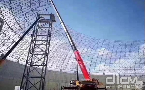 在深圳南山区，搭载潍柴国六动力的起重机助力防尘网工程建设