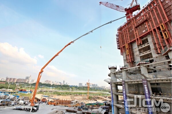 ▲中联重科全球最长101米碳纤维臂架泵车在武汉中心施工建设