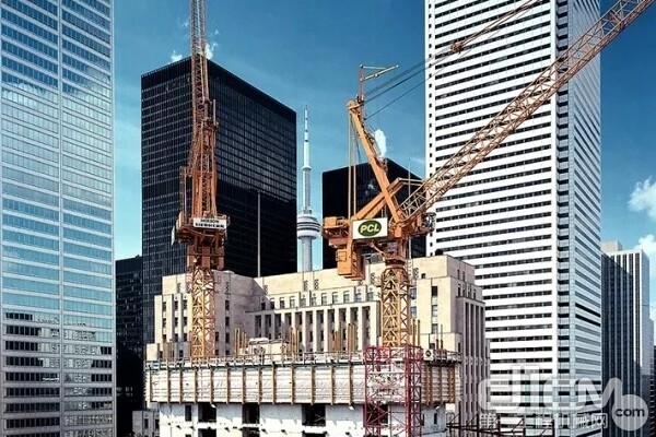 多伦多 ( 加拿大 ): 摩天大楼的建造使用的是利勃海尔的爬升式起重机。第一台同类起重机是1985年建造的。