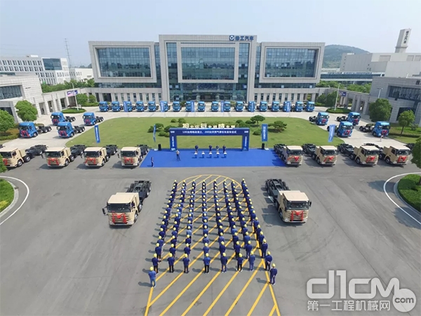2019年6月，100台超大扭矩纯电动智能环保渣土车与200台漢風G5 LNG 牵引车发车仪式现场