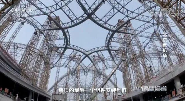 中联重科4.0起重机正在吊装钢结构。(图片来源于央视纪录片《中国建设者》)
