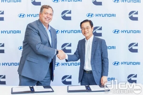 艾颂德和Saehoon Kim分别代表双方公司签署合作备忘录，联合推进氢燃料电池技术
