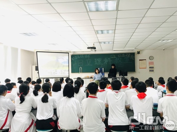 日立高新技术(上海)国际贸易有限公司的志愿者老师徐双俐和李佳婧在讲解日立电子显微镜知识