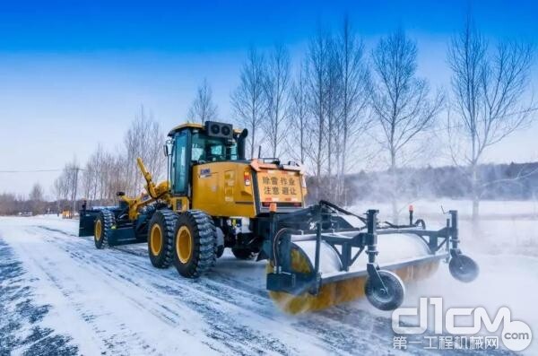 徐工除雪型平地机